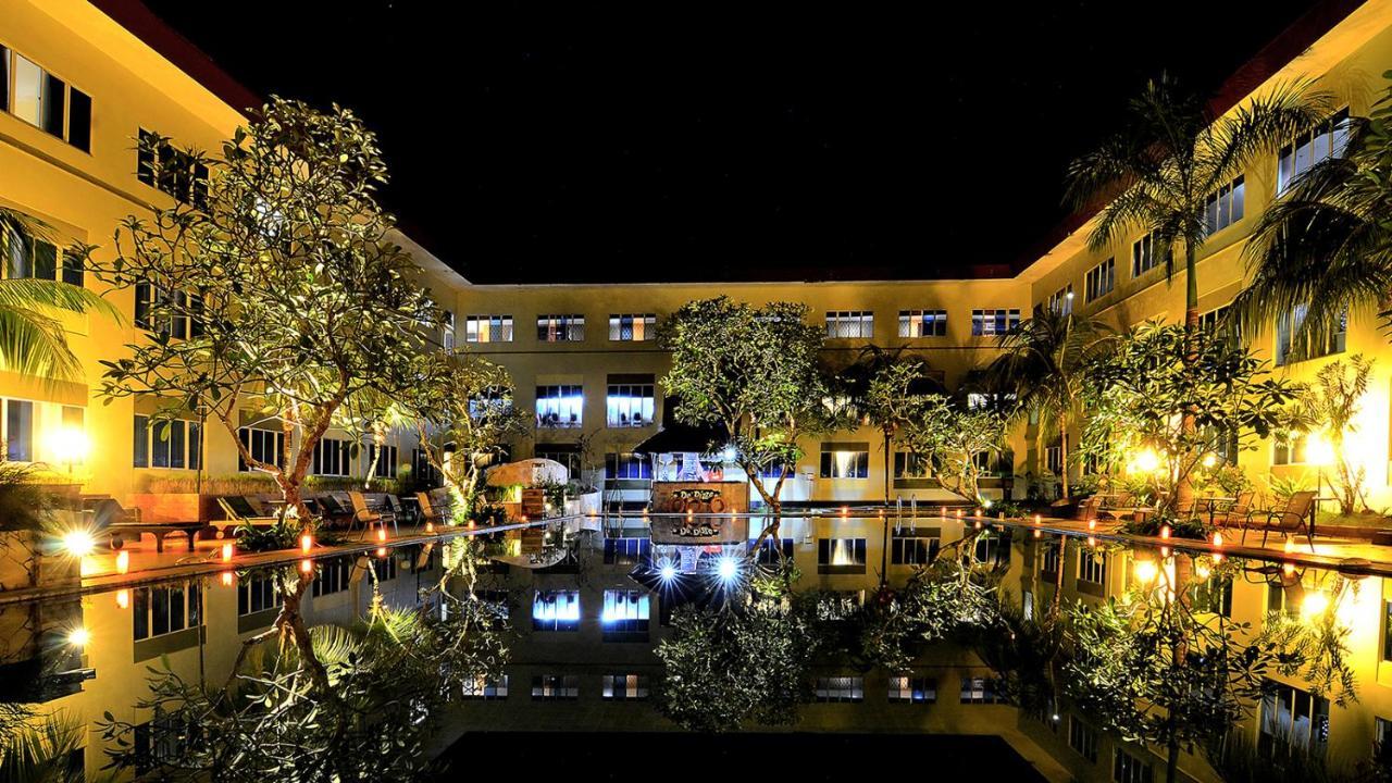 Aston & Conference Center होटल