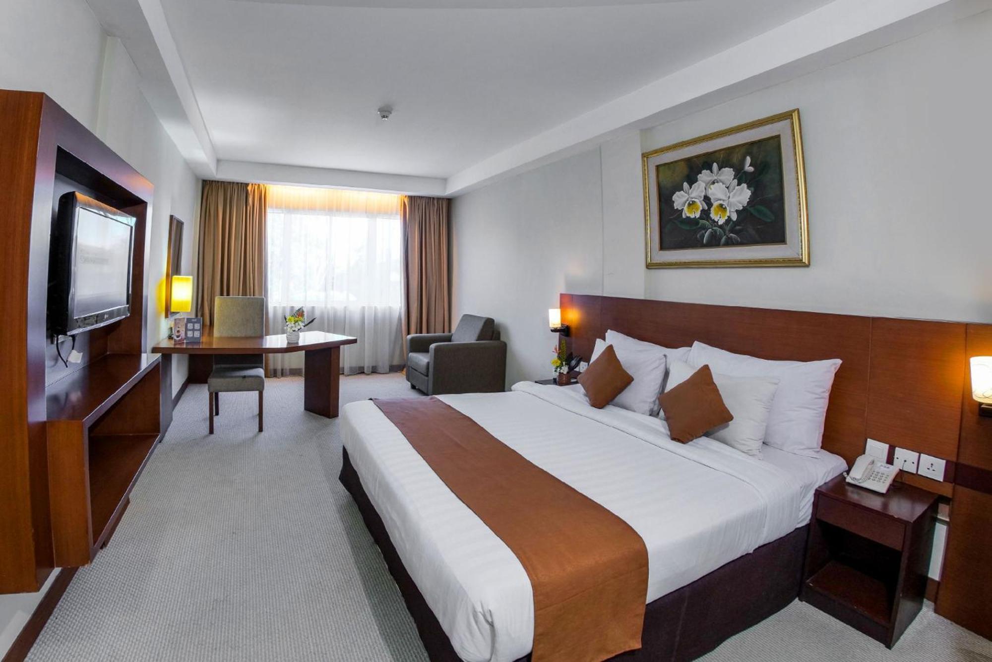 होटल Aston & Conference Center 4*